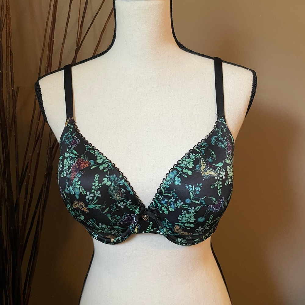 Body By Victoria underwire lined perfect coverage bra.